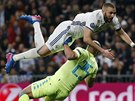 Útoník Realu Madrid pepadává pes gólmana Neapole Pepeho Reinu krátce poté,...