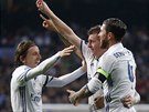 Fotbalisté Realu Madrid oslavují gól Toniho Kroose (uprosted) do sít Neapole.