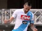 Marek Hamík z Neapole oslavuje gól do sít Chieva Verona.