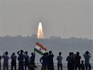 Lidé sledují start indické rakety, která vynesla 104 satelit najednou.