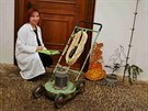 Pracovnice Muzea v Píboe Monika Chromeková s pedmty, které tatrováci...