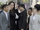 Angelina Jolie a její dti Pax, Maddox, Zahara a Shiloh (Phnompenh, 18. února...