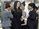 Angelina Jolie a její dti Pax, Vivienne a Maddox (Phnompenh, 18. února 2017)