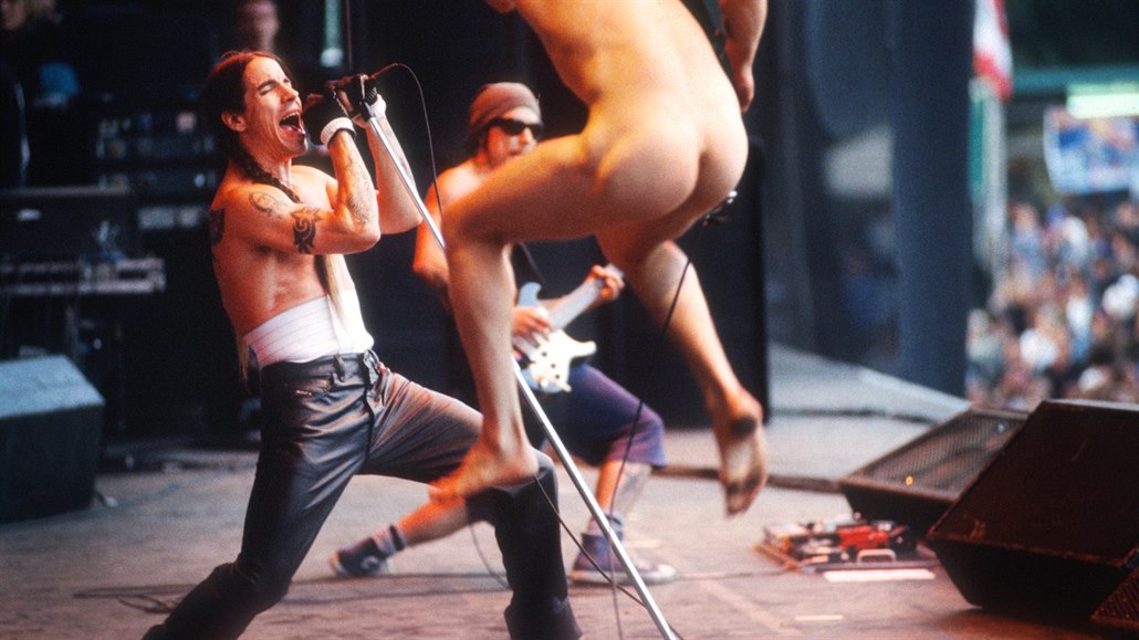 Sex k rockové hudbě vždycky patřil. Takhle řádí na pódiu Red Chot Chili Peppers.