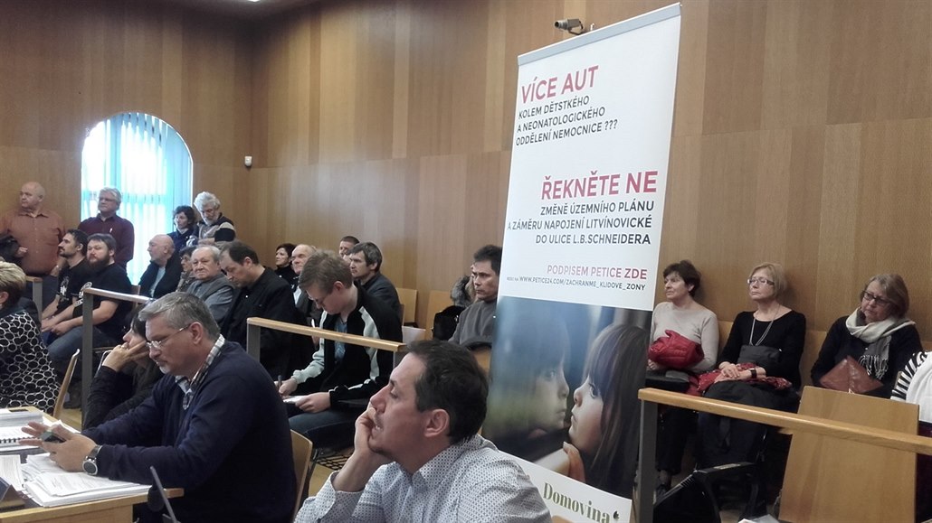 Boj o most u bud�jovické nemocnice sílí. Odp�rci se st�etli s p�íznivci na...