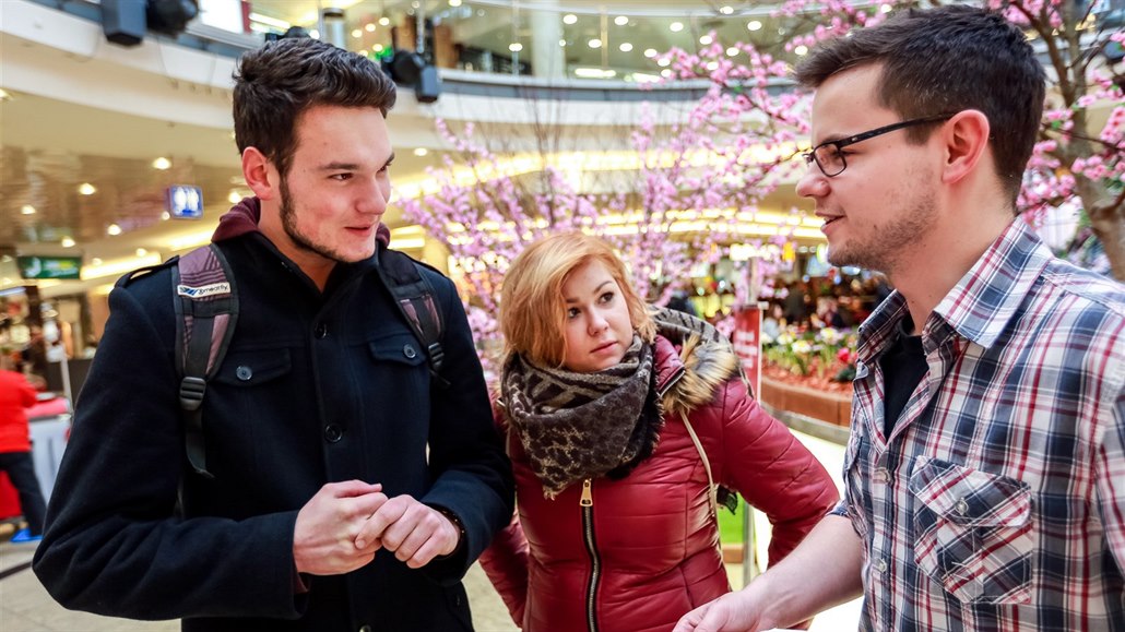 Redakto�i MF DNES ukazovali lidem ve velkých m�stech fotografie mo�ných...