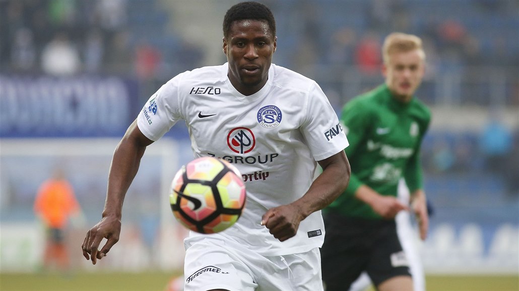 Úto�ník Slovácka Francis Kone up�en� sleduje mí� v utkání proti Jablonci.