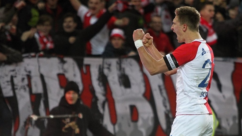 Slávistický kapitán a kanonýr Milan �koda pod kotlem fanou�k� slaví gól proti...