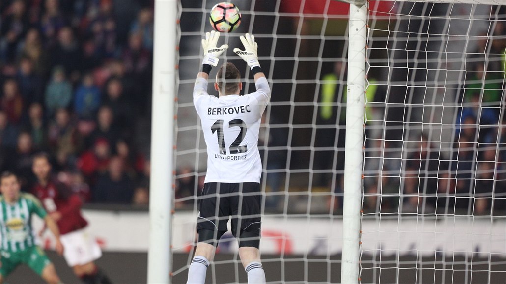 Branká� Bohemians Martin Berkovec zasahuje v utkání na Spart�.
