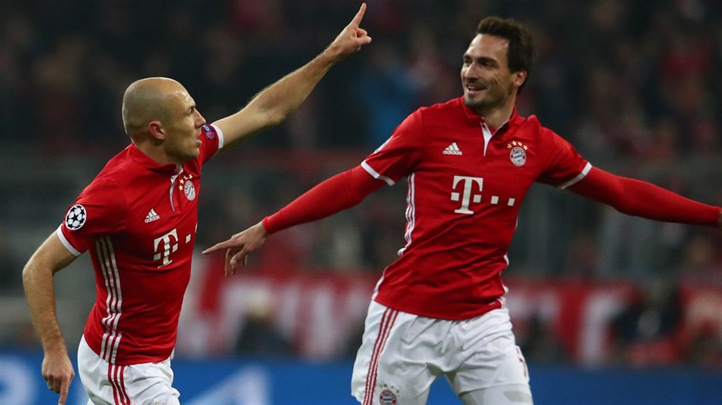 SKV�LE TREFIL. Arjen Robben z Bayernu otev�el skóre v zápase Ligy mistr� proti...