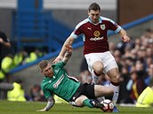 Sam Vokes z Burnley se pokou pejt pes Alana Powera, fotbalistu Lincolnu, v...