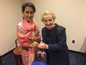 Pisply i politiky Su ij a Madeleine Olbrightová