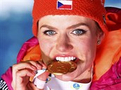 Gabriela Koukalová a její zlatá medaile za triumf ve sprintu na mistrovství...