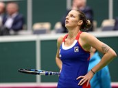 UF. Karolna Plkov bhem utkn Fed Cupu proti Lae Arruabarrenaov