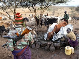 HLÍDKA PASTEVC. lenové kmene Turkana v Keni stojí kolem zdroje pitné vody,...