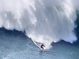 NA VLNÁCH. Rafael Tapia z Chile surfuje na obích vlnách, kterými se proslavilo...