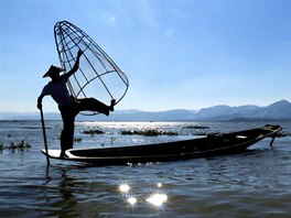 BARMSKÝ RYBÁ. Rybá, patící k etnické skupin Intha, ukazuje rybáské...