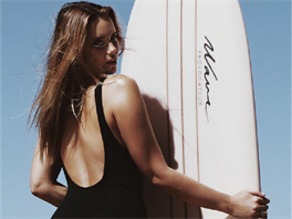 Plus size modelka  a vášnivá surfařka Bree Warrenová.