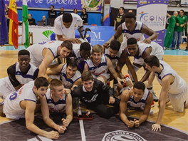 Radost mladých basketbalist Realu Madrid z postupu na finálový turnaj...