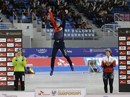 OBROVSKÁ RADOST. Martina Sáblíková (uprosted)  po triumfu na mistrovství svta...