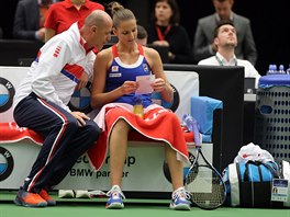 Nehrající kapitán Petr Pála radí Karolín� Plí�kové.