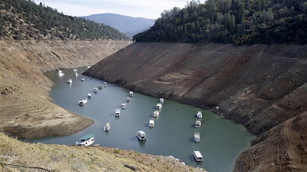 Vyschl pehrada Oroville na archivnm snmku z jna 2014