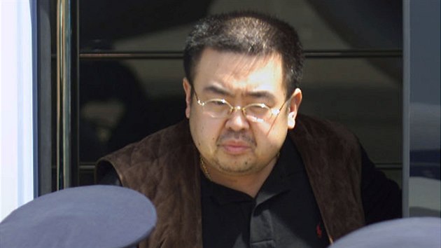 Kim ong-nam byl v roce 2001 zadren pi pokusu dostat se do Japonska na falen pas (4. kvtna 2001)