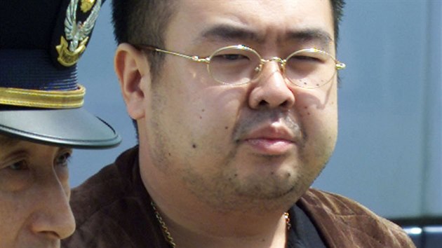 Kim ong-nam byl v roce 2001 zadren pi pokusu dostat se do Japonska na falen pas (4. kvtna 2001)