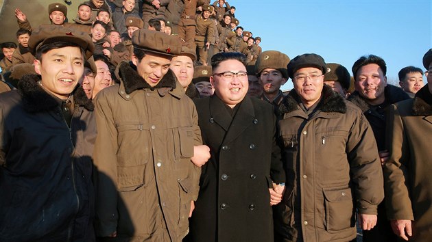 Severokorejsk� v�dce Kim �ong-un oslavuje test rakety st�edn�ho doletu schopn� n�st jadernou hlavici (13. �nora 2017)
