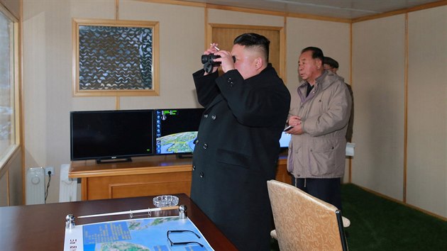 Vdce KLDR Kim ong-un sleduje test rakety stednho doletu Pukguksong-2 (13. nora 2017)