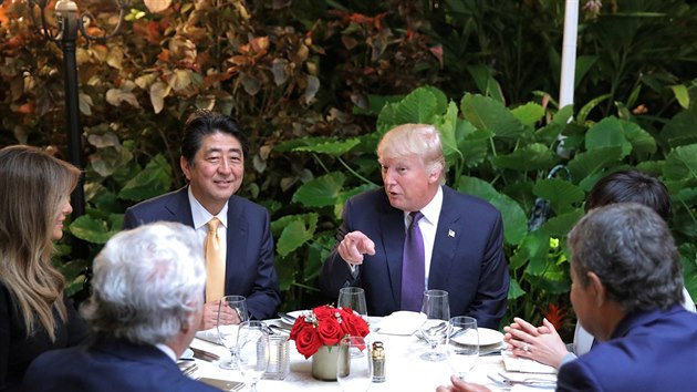 Donald Trump a japonský premiér Šinzó Abe v Mar-a-Lago na Floridě (10. února 2017)