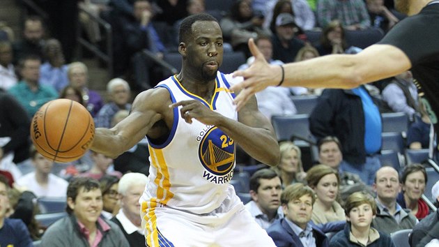 Draymond Green z Golden State aruje v utkn proti Memphisu.