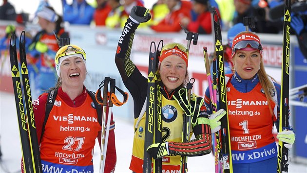 SPOKOJENOST VE TVCH. Darja Domraevov (stbro), Laura Dahlmeierov (zlato) a Gabriela Koukalov (bronz) po sthace na MS v Hochfilzenu.