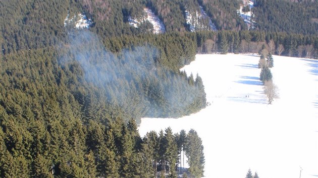 Piloti v Krušných horách cvičili, jak přežít v zimní krajině po havárii letadla. Identifikace místa přeživších pomocí kouře.