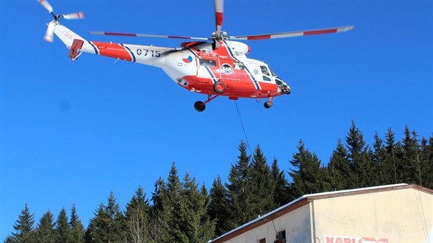 Piloti v Krušných horách cvičili, jak přežít v zimní krajině po havárii letadla. Záchrana z budovy.