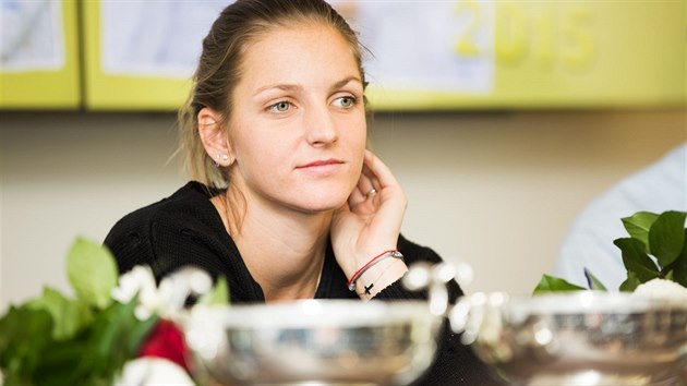 esk tenistka Karolna Plkov zasnn pozoruje repliky fedcupov trofeje po nvratu dom z Francie.