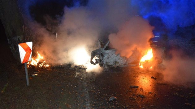 Na Pbramsku havarovalo osobn auto do stromu a zaalo hoet (12. nora 2017)