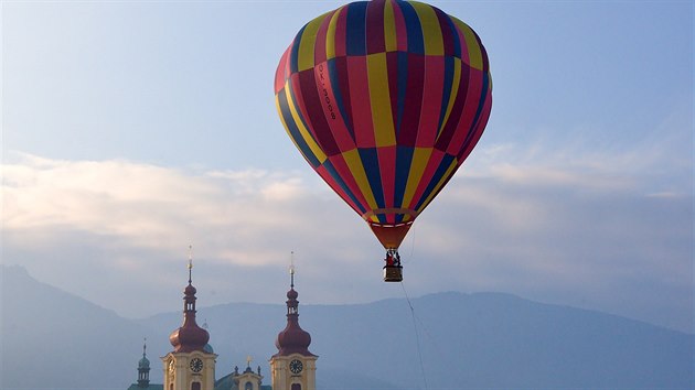 Přelet Jizerských hor v létajícím balonu překazil vítr (12. února 2017).