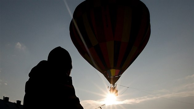 Přelet Jizerských hor v létajícím balonu překazil vítr (12. února 2017).
