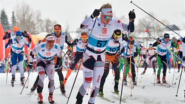 Deset tisc divk sledovalo na stadionu v Bedichov hlavn zvod jubilejn padest Jizersk padestky. Zvodu se zastnilo tyi a pl tisce lid. Nechybli zstupci Austrlie, Velk Britnie nebo teba Japonska.