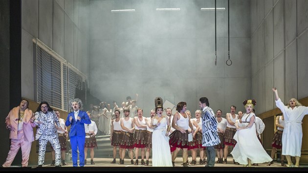 Scéna z Donizettiho opery Poprask v opeře, kterou Národní divadlo uvádí na scéně
Stavovského divadla