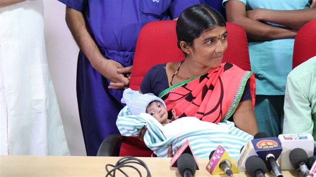 V Indii se narodil chlapec se tyma nohama a dvma penisy. Lkai mu pi nron operaci nadmrn konetiny odstranili.