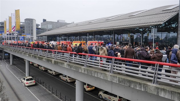 V Hamburku evakuovali letit kvli niku neznmho plynu (12. nora 2017)