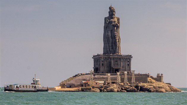 Socha básníka Thiruvalluvara shlíží ze svého ostrova na celé město Kanyakumari.