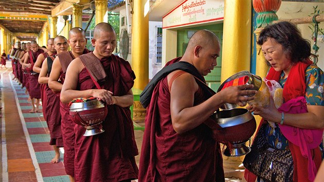 Čas oběda v klášteře Kha Khat Wain Kyaung v Bagu