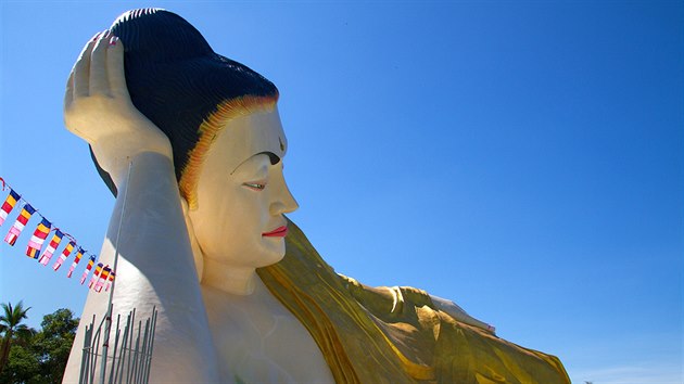 Nedaleko od ležícího Buddhy Shwethalyaung lze najít další sochu postavenou v roce 2002.
