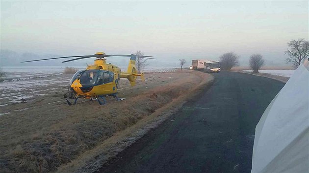 Zdravotníci z vrtulníku už řidiči pomoci nemohli.