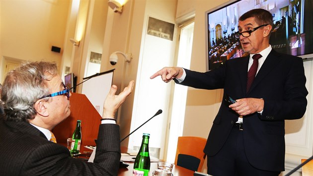 Ministr financ Andrej Babi (vpravo) a prezident Hospodsk komory R Vladimr Dlouh na konferenci esk nrodn zjem (14. nora 2017)