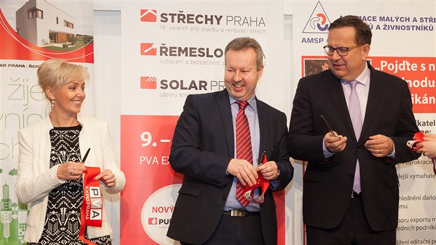 Ministi Richard Brabec a Jan Mldek pi slavnostnm  zahjen veletrhu emeslo Praha v letanskm arelu PVA.