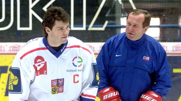 Reprezentační trenér Josef Augusta s Jaromírem Jágrem při tréninku na hokejovém šampionátu ve Švédsku (22. dubna 2002)